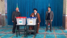 نماینده ولی فقیه در آذربایجان غربی رای خود را به صندوق انداخت