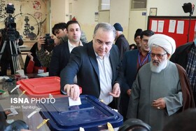 امام‌جمعه و استاندار زنجان رأی خود را به صندوق انداختند