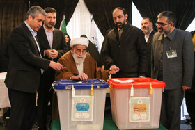 آیت الله احمد‌جنتی‌، دبیر شورای نگهبان در انتخابات دوازدهمین دوره مجلس  شورای اسلامی و ششمین دوره مجلس خبرگان رهبری