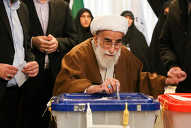 آیت الله احمد‌جنتی‌، دبیر شورای نگهبان در انتخابات دوازدهمین دوره مجلس  شورای اسلامی و ششمین دوره مجلس خبرگان رهبری