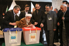 آیت الله احمد‌جنتی‌، دبیر شورای نگهبان در انتخابات دوازدهمین دوره مجلس  شورای اسلامی و ششمین دوره مجلس خبرگان رهبری