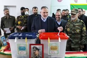 حضور کیومرث حیدری  فرمانده نیروی زمینی ارتش در پای صندوق رای
