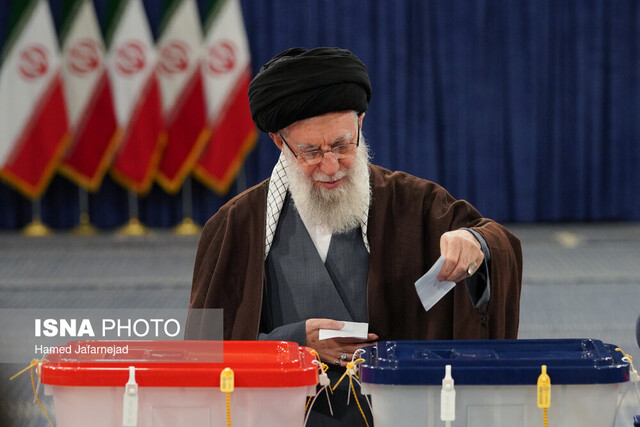 رهبر انقلاب اسلامی رای خود را به صندوق انداختند