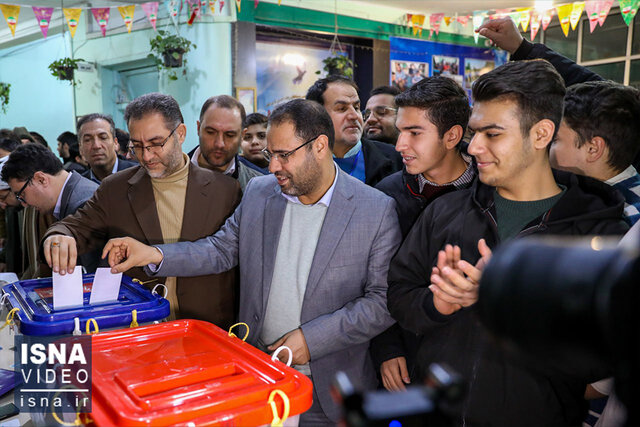 ویدیو/ مرادصحرایی با «رأی اولیها»، رأی خود را به صندوق انداخت ویدیو/ مرادصحرایی با «رأی اولیها»، رأی خود را به صندوق انداخت