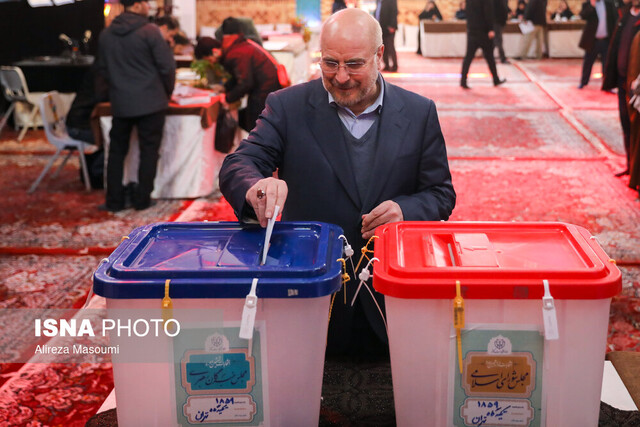 عکس آرشیوی است قالیباف رای خود را به صندوق انداخت