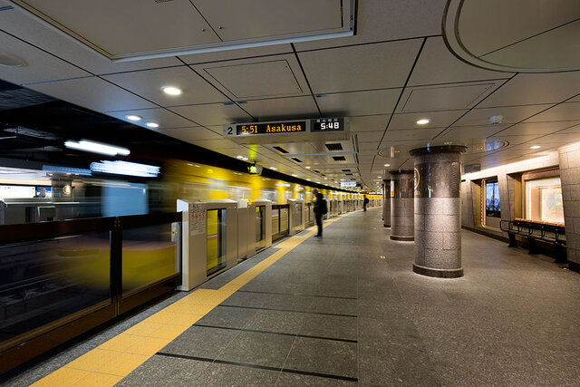 عکس تزئینی است استفاده از یک فناوری جدید در ایستگاه متروی توکیو