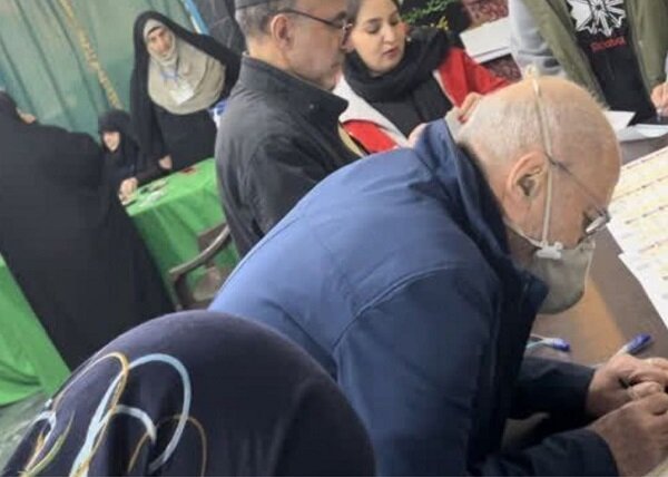 بهزاد نبوی در انتخابات شرکت کرد بهزاد نبوی در انتخابات شرکت کرد