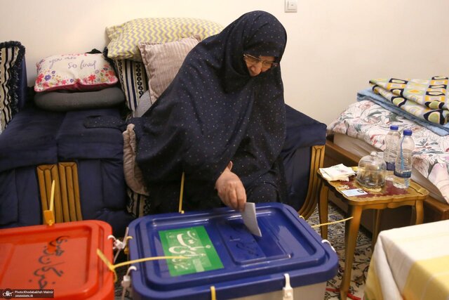 دختران و عروس امام در انتخابات شرکت کردند