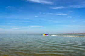 قایق سواری گردشگران در بندر ترکمن
