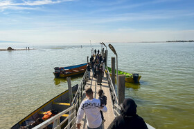 گردشگران در ساحل بندر ترکمن
