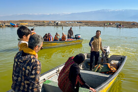 قایق سواری گردشگران در بندر ترکمن
