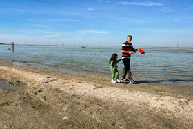 گردشگران در ساحل بندر ترکمن