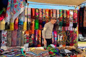 فروشنده روسری های محلی در بندر ترکمن