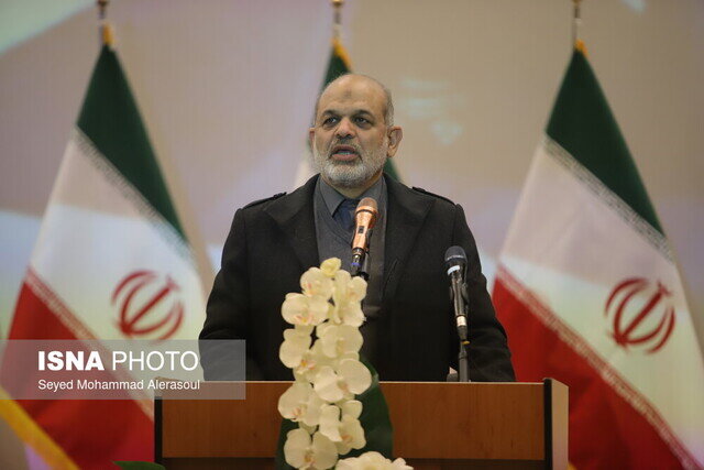 وزیر کشور: پلیس با رعایت کرامت انسانی به عده کمی که قانون حجاب را رعایت نکنند تذکر میدهد وزیر کشور: پلیس با رعایت کرامت انسانی به عده کمی که قانون حجاب را رعایت نکنند تذکر میدهد