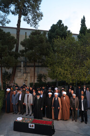 اقامه نماز رهبر انقلاب بر پیکر آیتالله امامی کاشانی