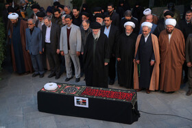 اقامه نماز رهبر انقلاب بر پیکر آیتالله امامی کاشانی