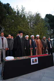 اقامه نماز رهبر انقلاب بر پیکر آیتالله امامی کاشانی