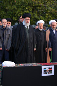 اقامه نماز رهبر انقلاب بر پیکر آیتالله امامی کاشانی
