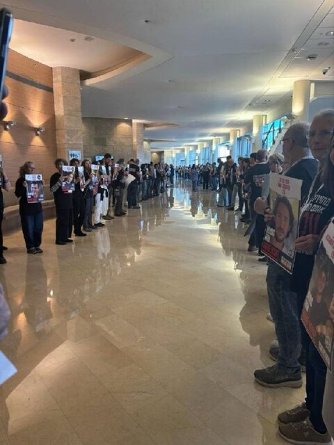 تحصن خانوادههای اسرای صهیونیست در ساختمان کنست