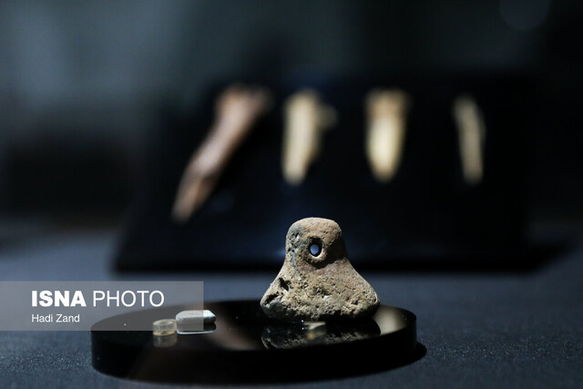 مهره سنگی و شیء گلی، دوره نوسنگی، تپه چمن لیلان، موزه ملی کشفهایی که تاریخ ایران را جابهجا کرد