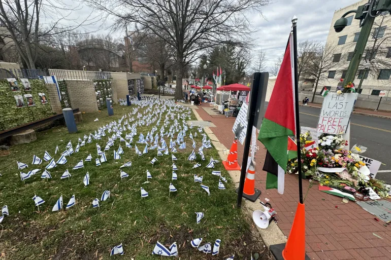 تحرکات حامیان فلسطین مقابل سفارت تلآویو در واشنگتن؛ از تحصن تا نصب پرچم فلسطین