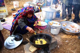 فروش مواد غذایی در حاشیه جشنواره سمنو در بجنورد - خراسان شمالی