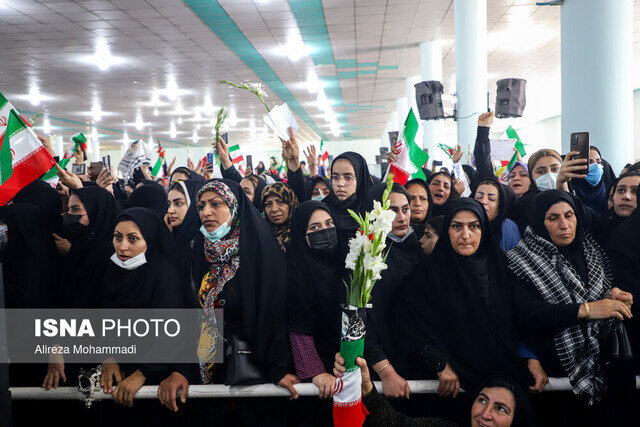 عکس آرشیوی است استقبال پرشور مردم ایذه از رئیس جمهور