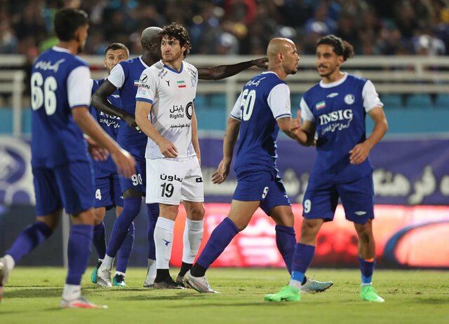 نبرد خانوادگی آبیها در خانه فولادی نبرد خانوادگی آبیها در خانه فولادی