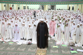 اقامه نماز جماعت در جشن تکلیف دانش آموزان دختر در همدان