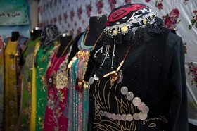 پشت هر لباس و مدی یک هویت و تاریخ نهفته است