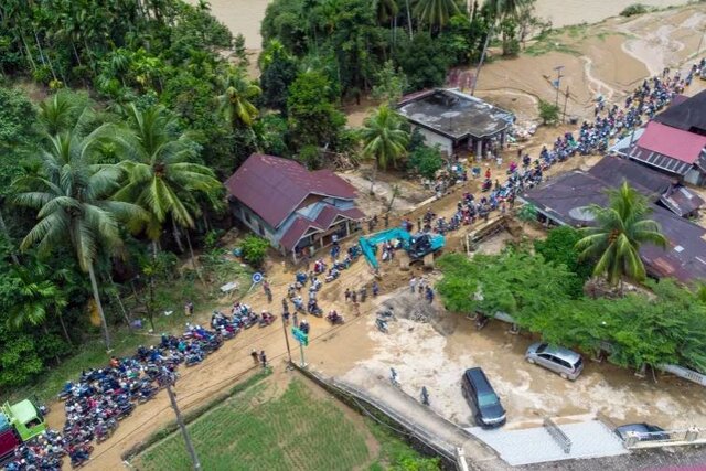 عکس: خبرگزاری فرانسه تلفات سیل در اندونزی به ۱۹ تن رسید