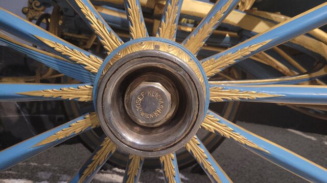 رونمایی از کالسکههای ترور ناصرالدینشاه و تاجگذاری محمدرضا پهلوی