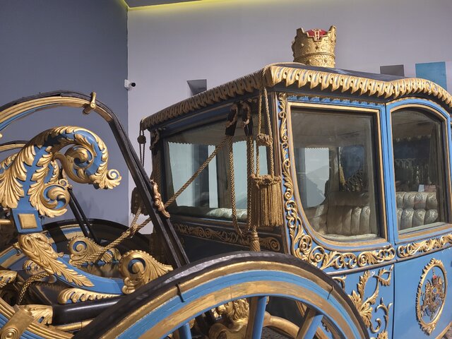 رونمایی از کالسکههای ترور ناصرالدینشاه و تاجگذاری محمدرضا پهلوی