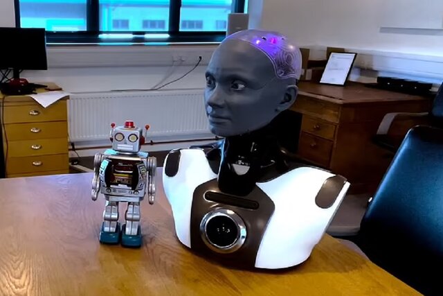 ربات «آمکا» با حالت چهره ترامپ و صدای باب‌اسفنجی حرف می‌زند!
