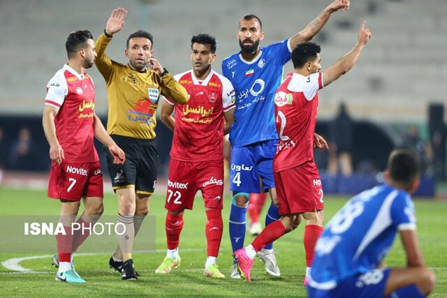 ویدیو/ اصابت سنگ به کمک داور داربی! ویدیو/ اصابت سنگ به کمک داور داربی!