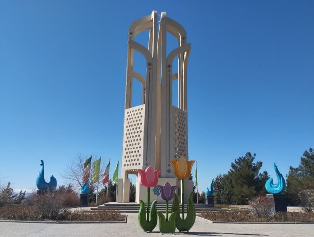 ملایر با نصب بیش از ۱۰۰ المان نوروزی رنگ و بوی بهار گرفت