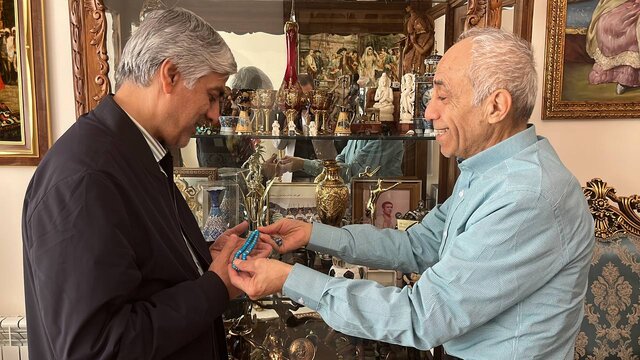 وزیر ورزش در منزل بازیکن پیشین استقلال و تیمملی وزیر ورزش در منزل بازیکن پیشین استقلال و تیمملی