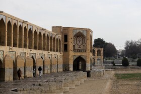 آثار به جا مانده از آسیب به پل تاریخی خواجو، اصفهان در مراسم چهارشنبه سوری