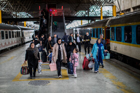 بدرقه مسافران نوروزی در راه آهن تهران
