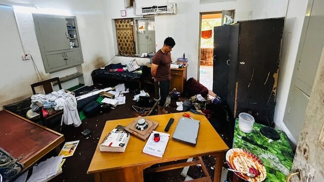 حمله به دانشجویان مسلمان هنگام اقامه نماز