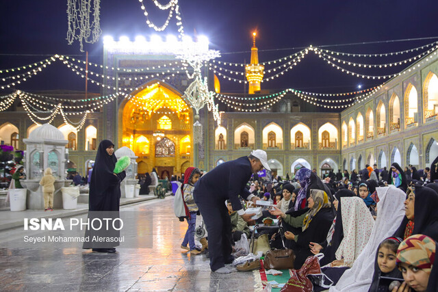 عکس از آرشیو ۳۸ هزار زائر و مجاور حرم مطهر رضوی میهمان سفره افطاری کریم اهل بیت(ع) شدند