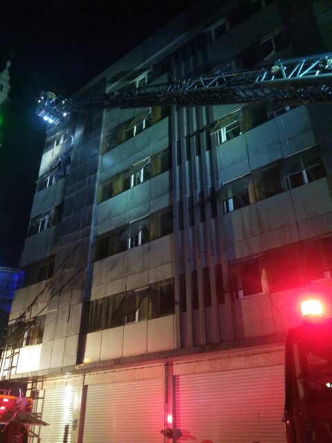 نجات ۷ تن از آتشسوزی ساختمانی در خیابان ولیعصر