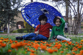 کودکان در زیر چتر هنگام باران
