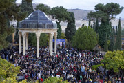حافظ راه زیست و عشق می‌نماید