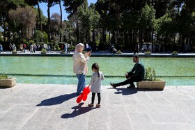 مسافران نوروزی در کاخ چهل ستون اصفهان