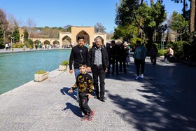مسافران نوروزی در کاخ چهل ستون اصفهان