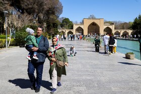 مسافران نوروزی در کاخ چهل ستون اصفهان