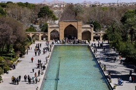 مسافران نوروزی در کاخ چهل ستون اصفهان