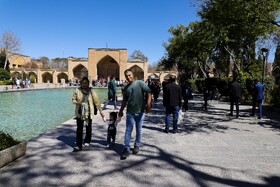 مسافران نوروزی در کاخ چهل ستون اصفهان