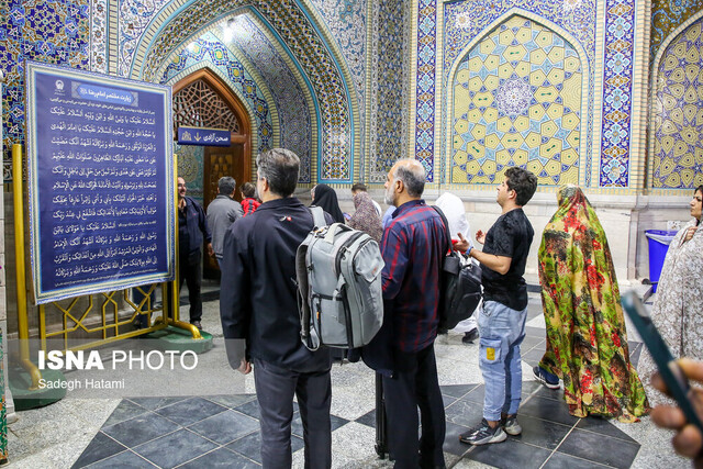 عکس از آرشیو زائران برای تشرف به حرم رضوی در روز زیارتی امام رضا(ع) چه آدابی را باید رعایت کنند؟